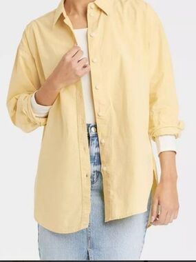 Universal Thread Oversized Women's Light Yellow Button-Down Shirt